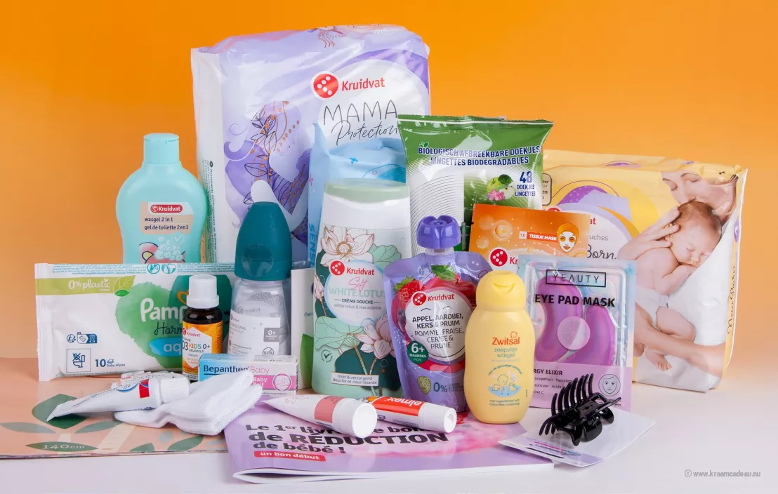 De inhoud van de gratis babybox van Kruidvat met allerlei babyproducten zoals luiers, wasgel, vitamine d en en meer